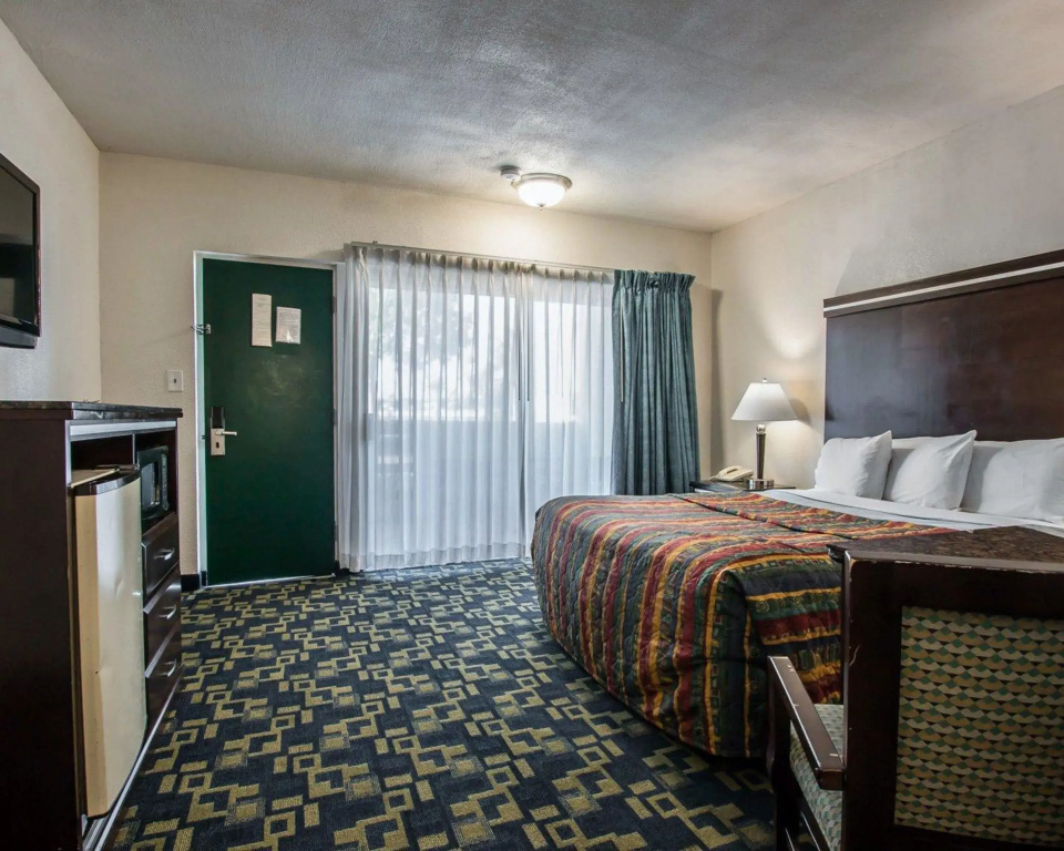 Standard Double room with balcony (full double bed)