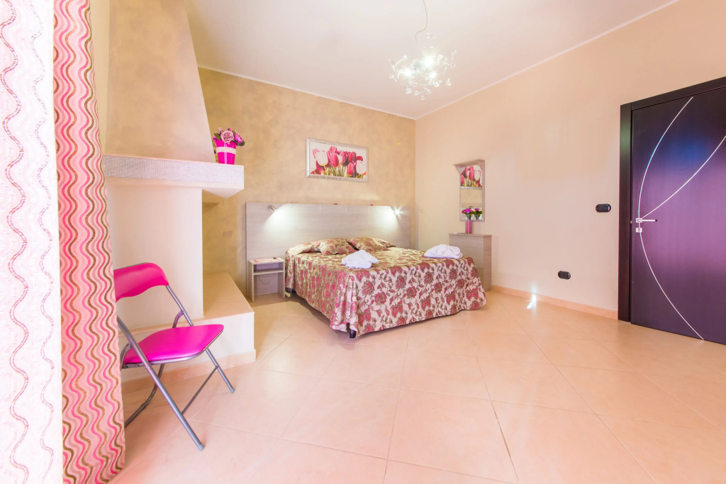 Deluxe Double room (full double bed)