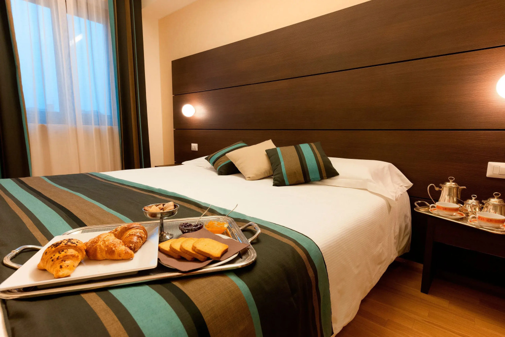 Classic Triple room with city view