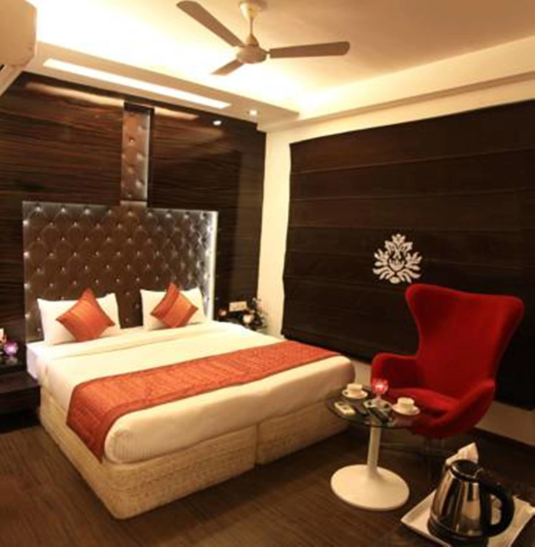 Deluxe Double room with city view (full double bed)