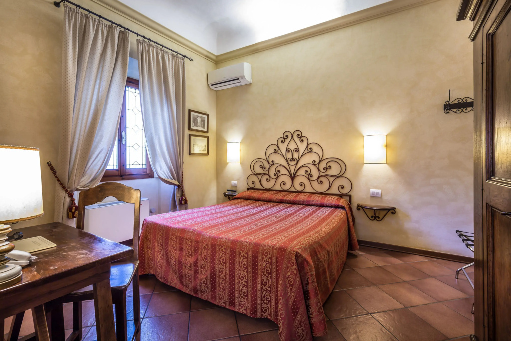 Double room (full double bed)