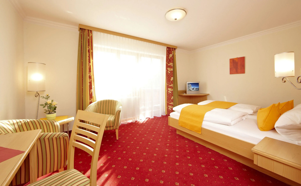 Deluxe Double room with balcony and with mountain view (full double bed)