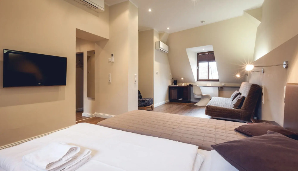 Standard Triple room