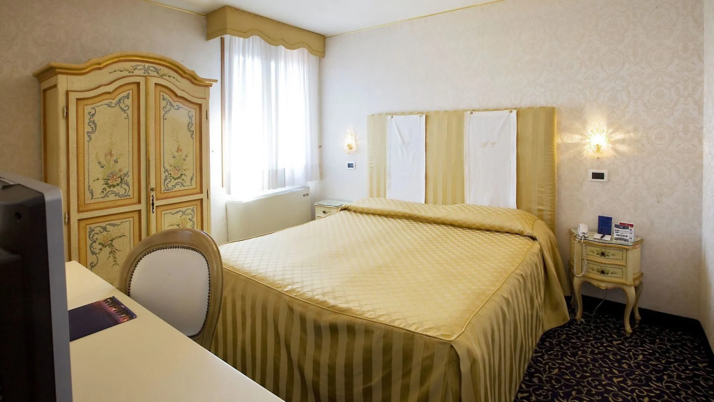 Superior Double room with canal view (full double bed)