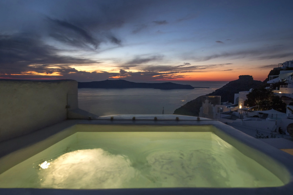Deluxe Suite with mountain view
