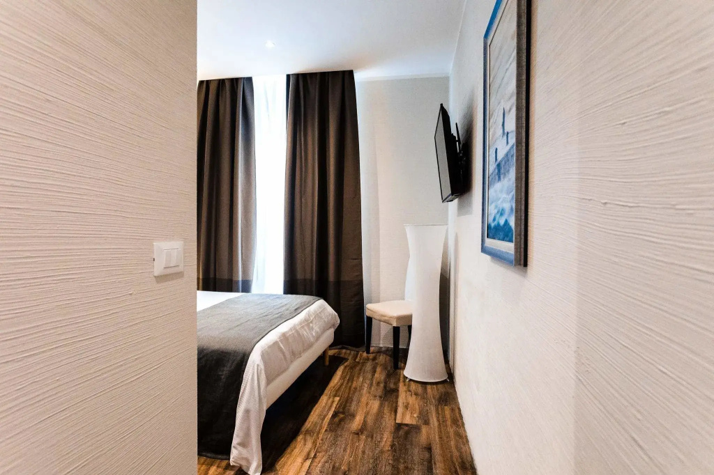 Deluxe Double room with city view (full double bed)