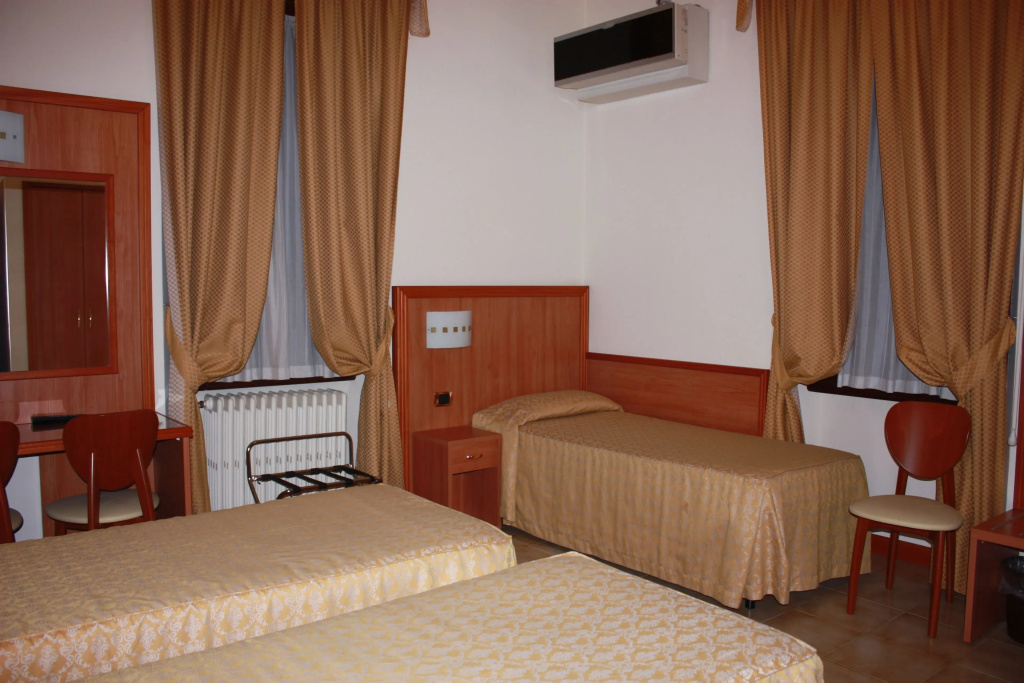 Standard Triple room
