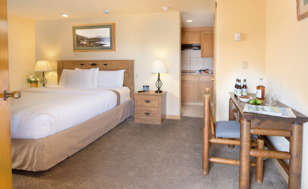 Deluxe Double room (full double bed)