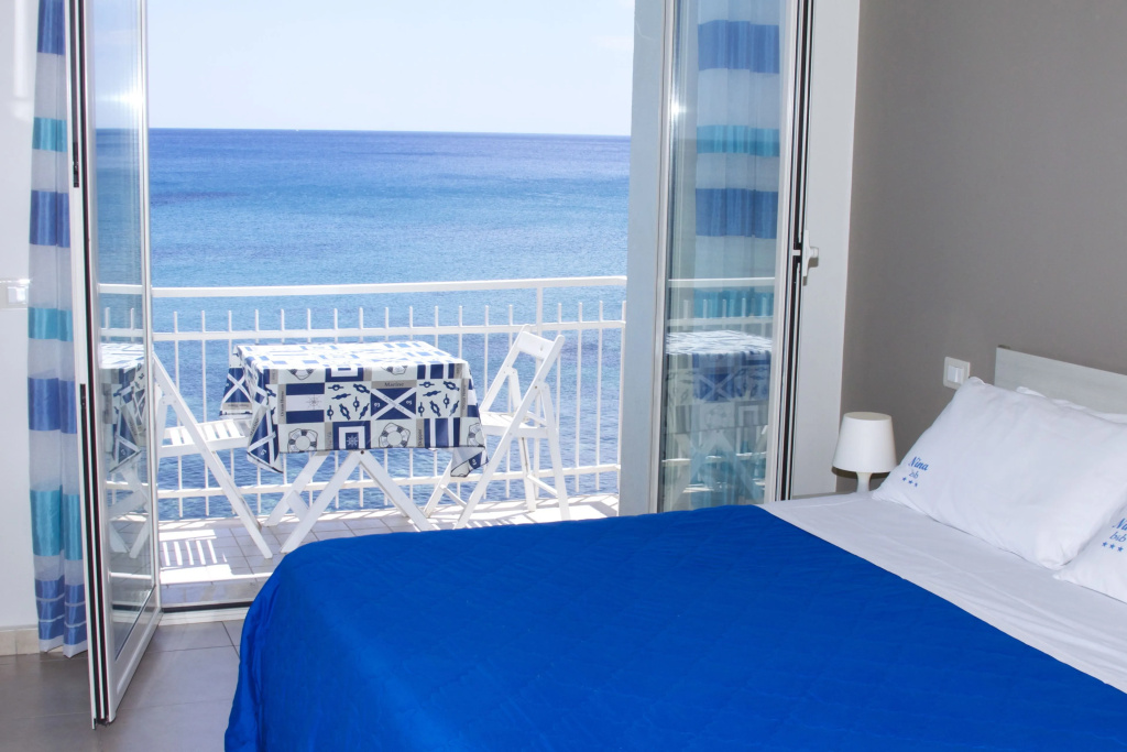 Standard Triple room with sea view