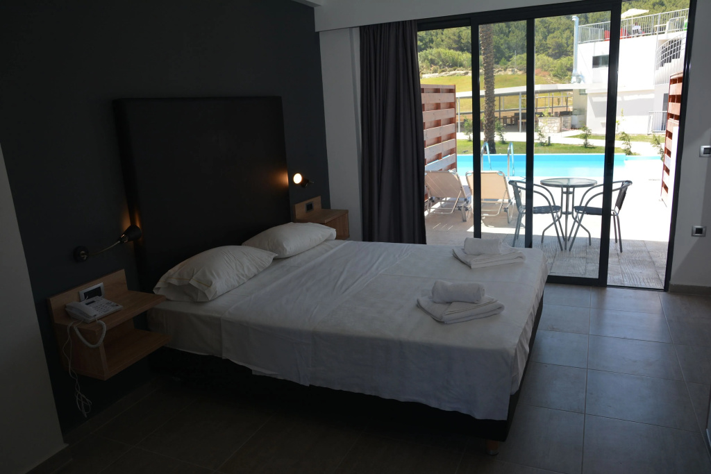 Sharing Pool Room