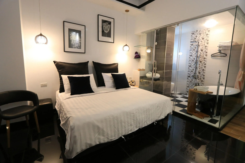 Deluxe Double room (full double bed)