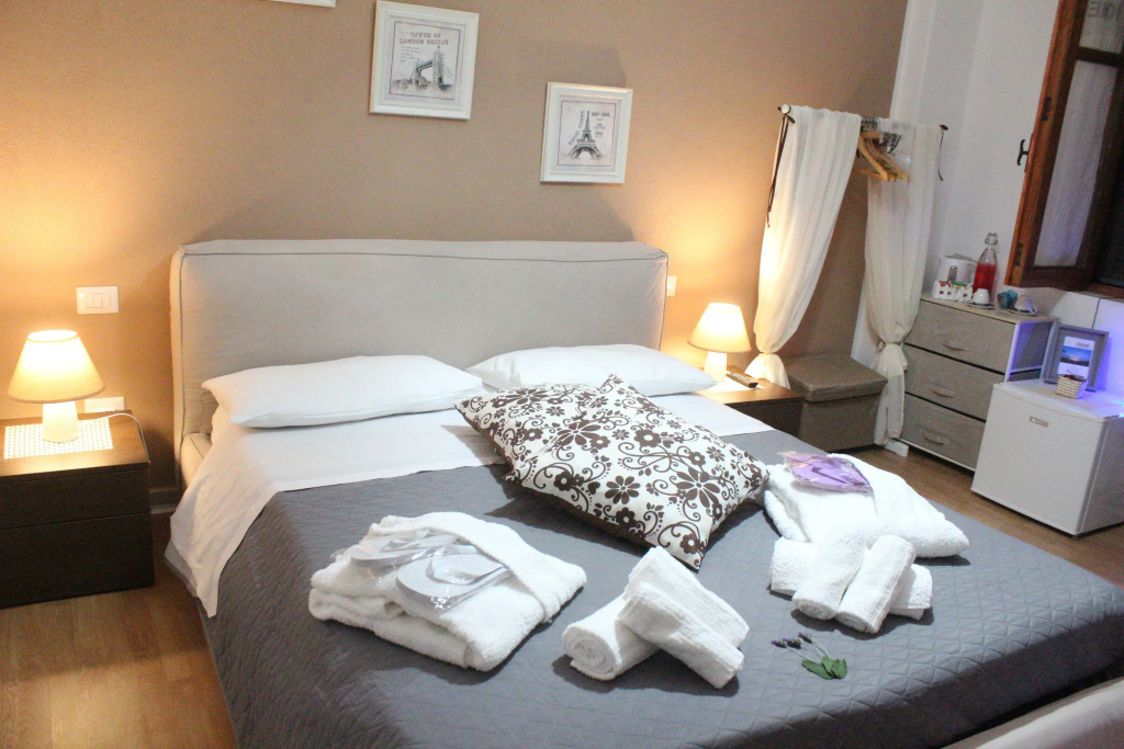 Classic Double room (full double bed)
