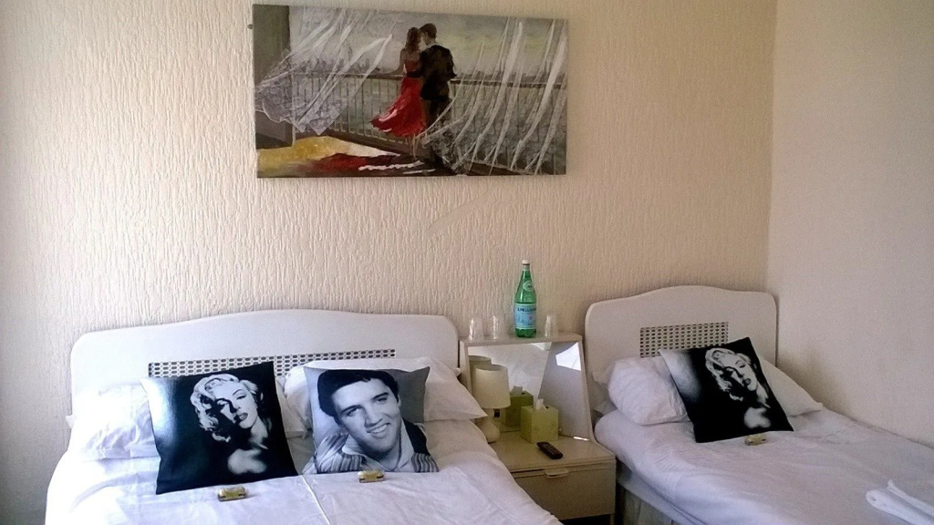 Standard Triple room