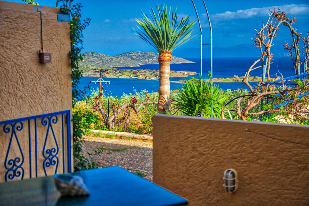 1 Bedroom Apartment with pool view