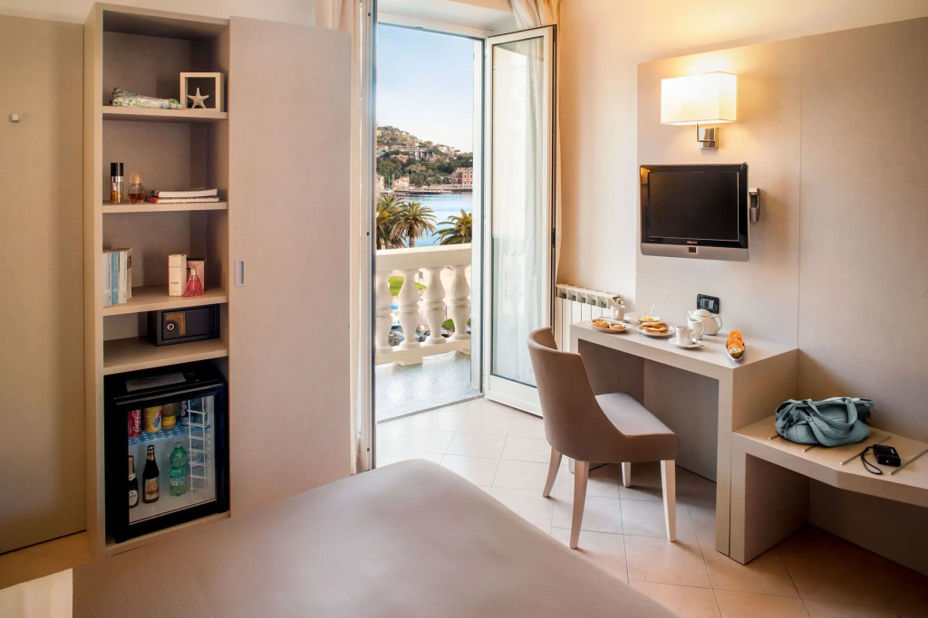 Standard Single room with balcony and with partial sea view