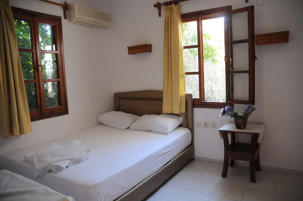 Standard Double room with garden view (full double bed)