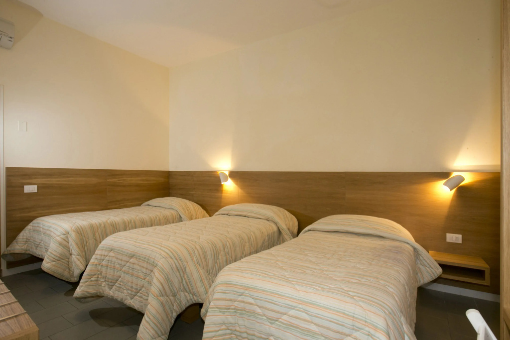 Standard Triple room