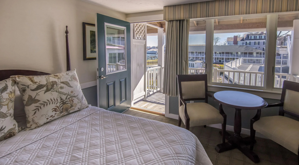 Standard Double room with harbour view (full double bed)