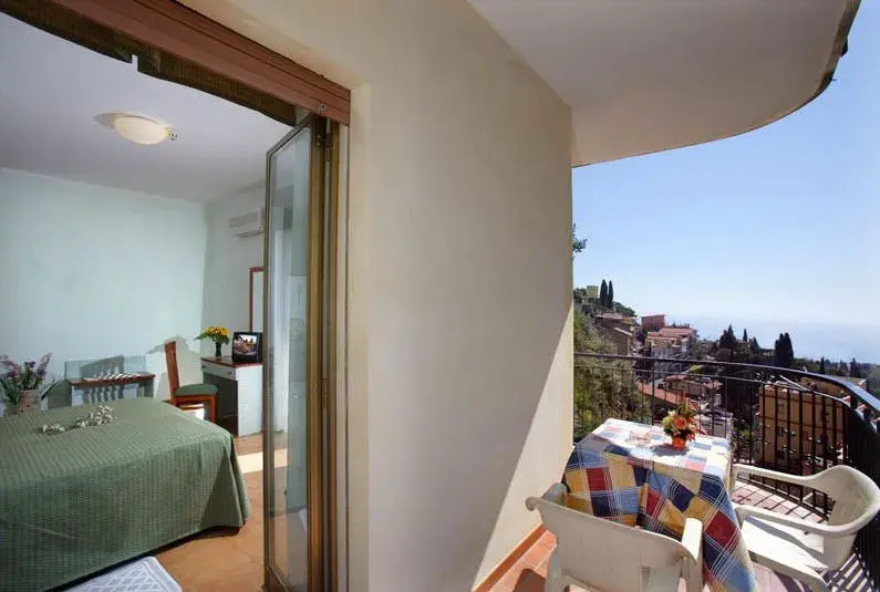 Standard Double room with balcony and with partial sea view (full double bed)
