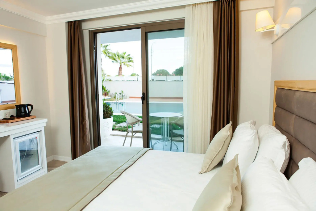 Deluxe Double room with garden view (full double bed)