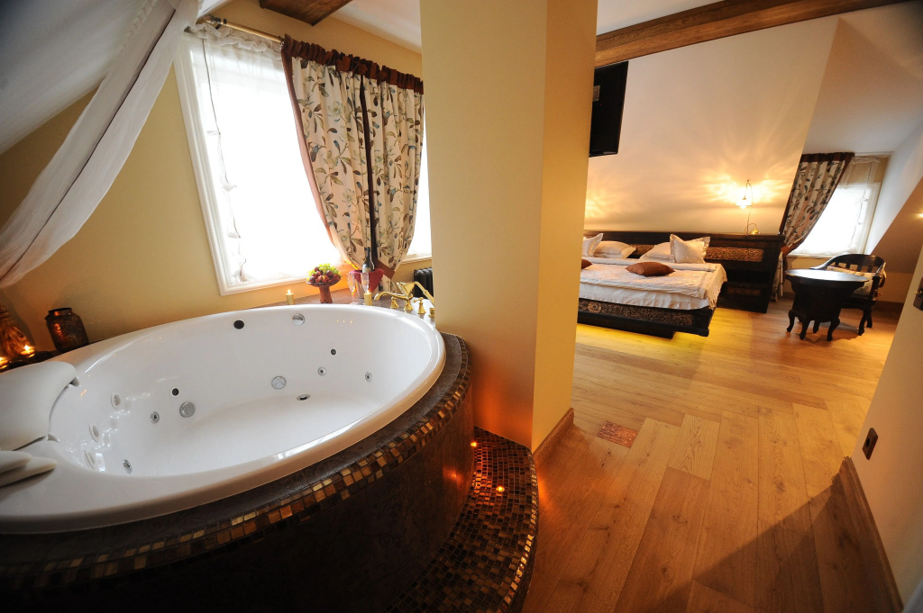 Luxury Double Suite with lake view full double bed