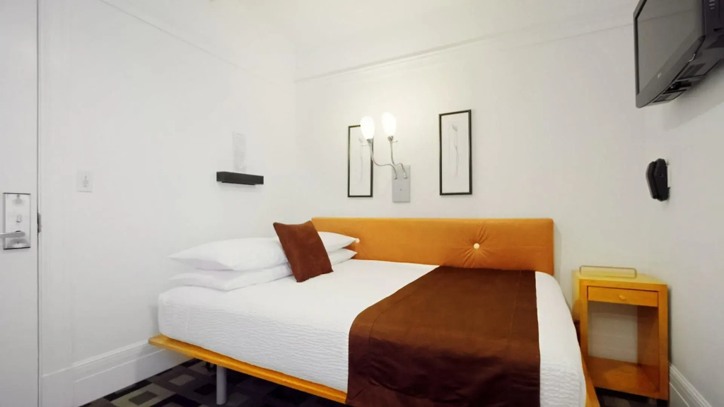 Double room (full double bed)