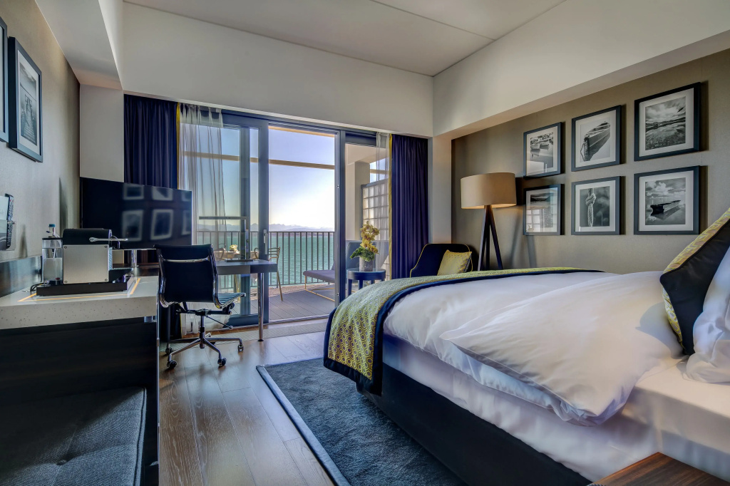 Executive Double room with lake view (full double bed)
