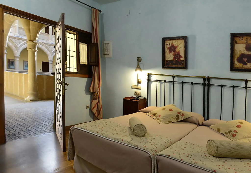 Standard Double room with courtyard view (full double bed)