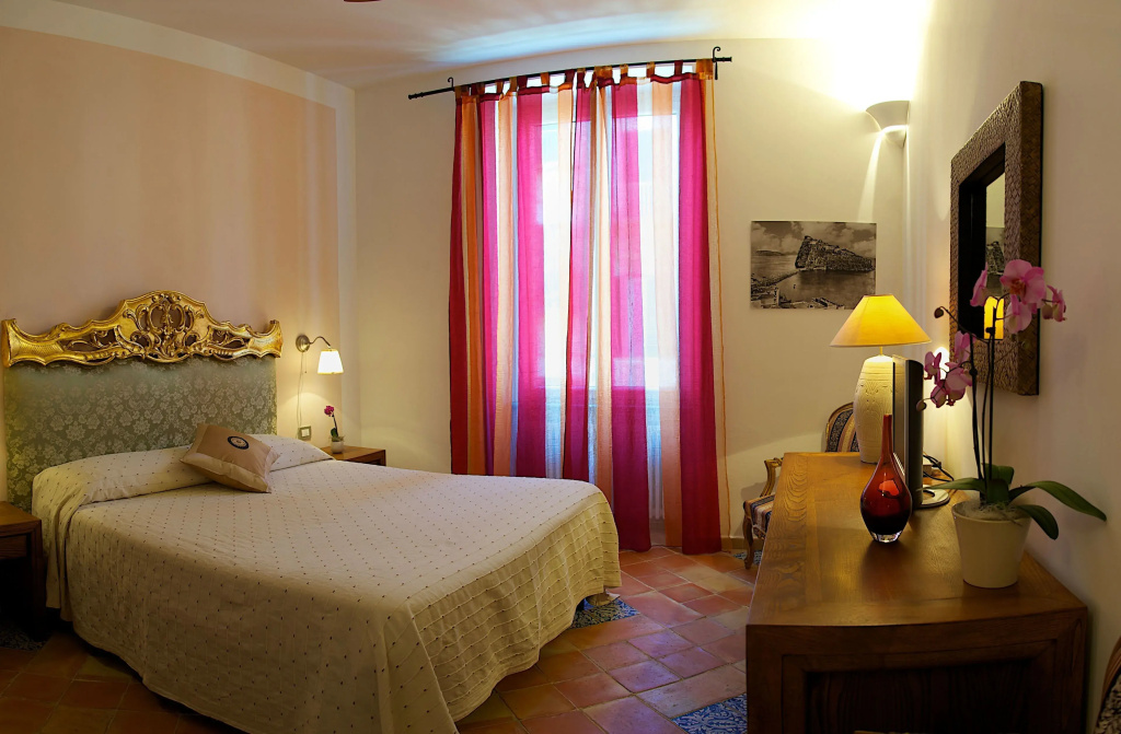 Classic Double room (full double bed)