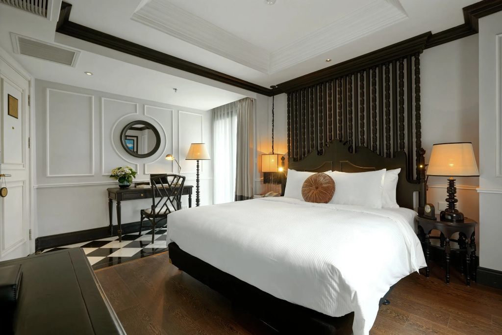 Suite with balcony and with city view
