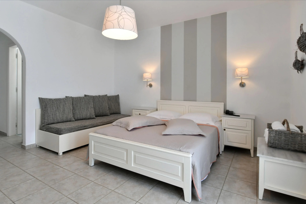 Standard Triple room with partial sea view
