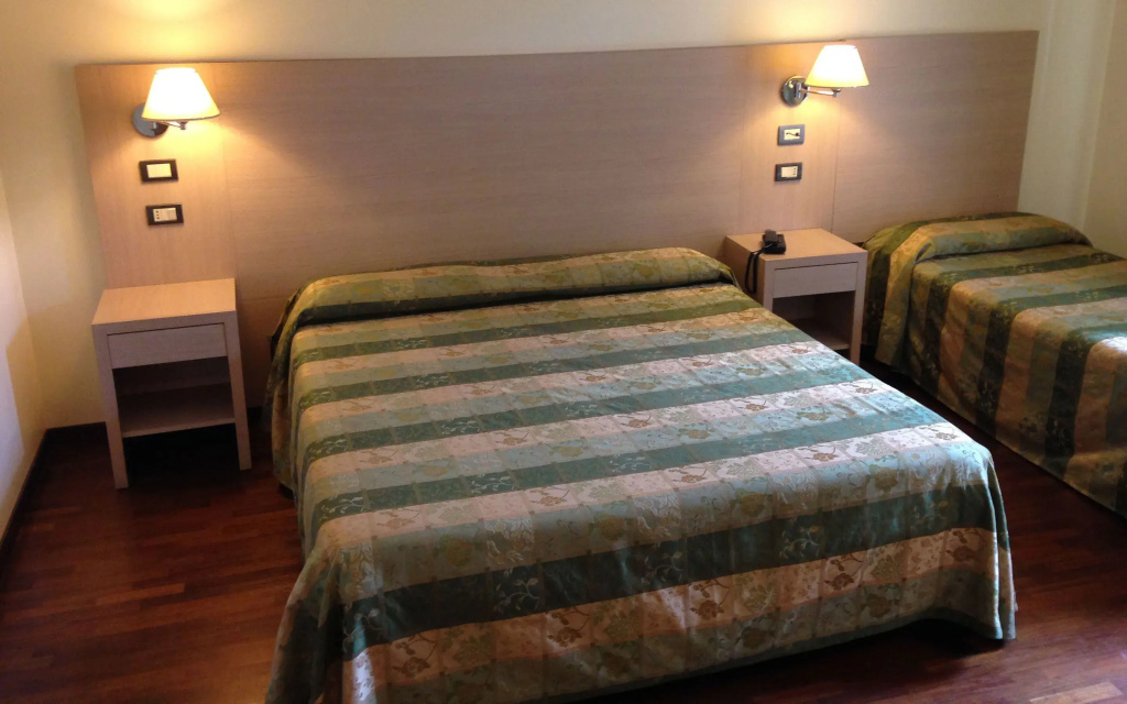 Standard Triple room