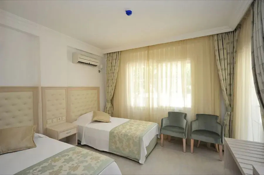 Standard Double room with partial sea view (twin beds)
