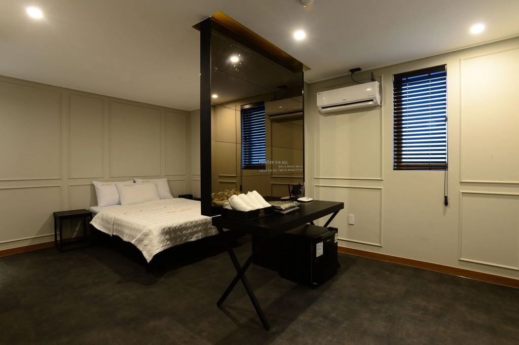 Business Double room (full double bed)