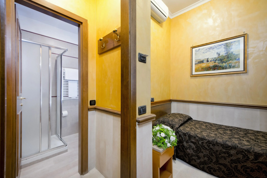 Double room (full double bed)