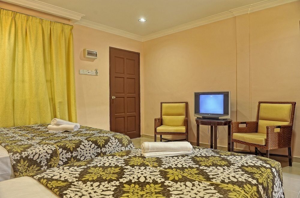 Penarak Bamboo Beach Motel