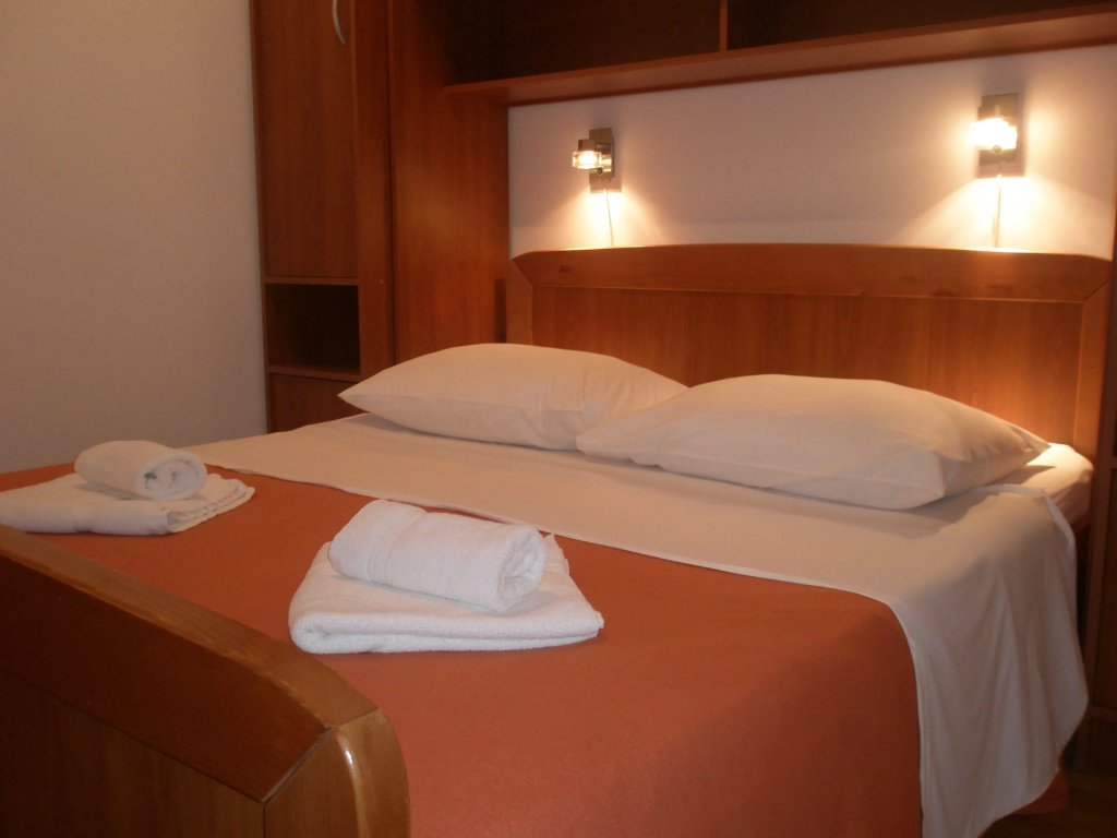Standard Double Apartment full double bed