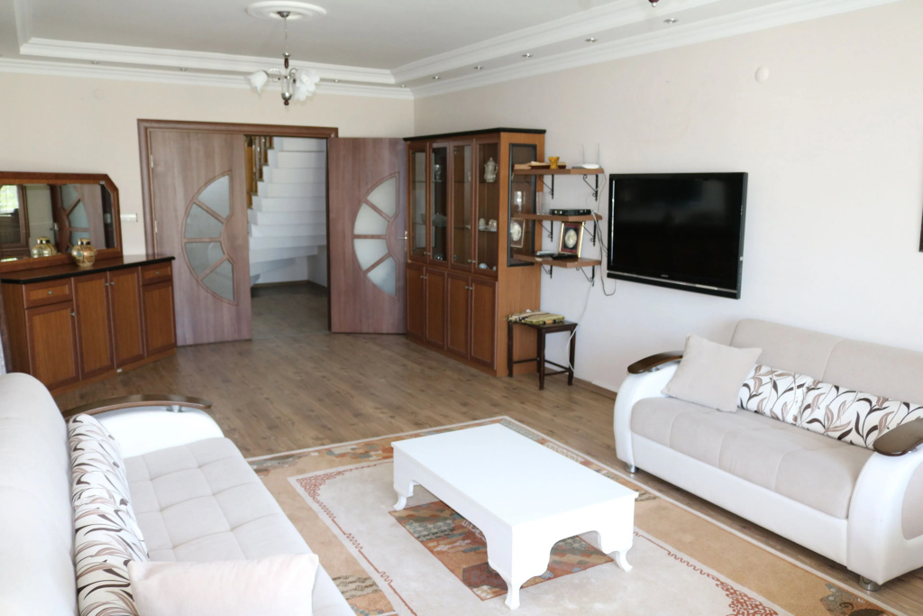 5 Bedrooms Villa