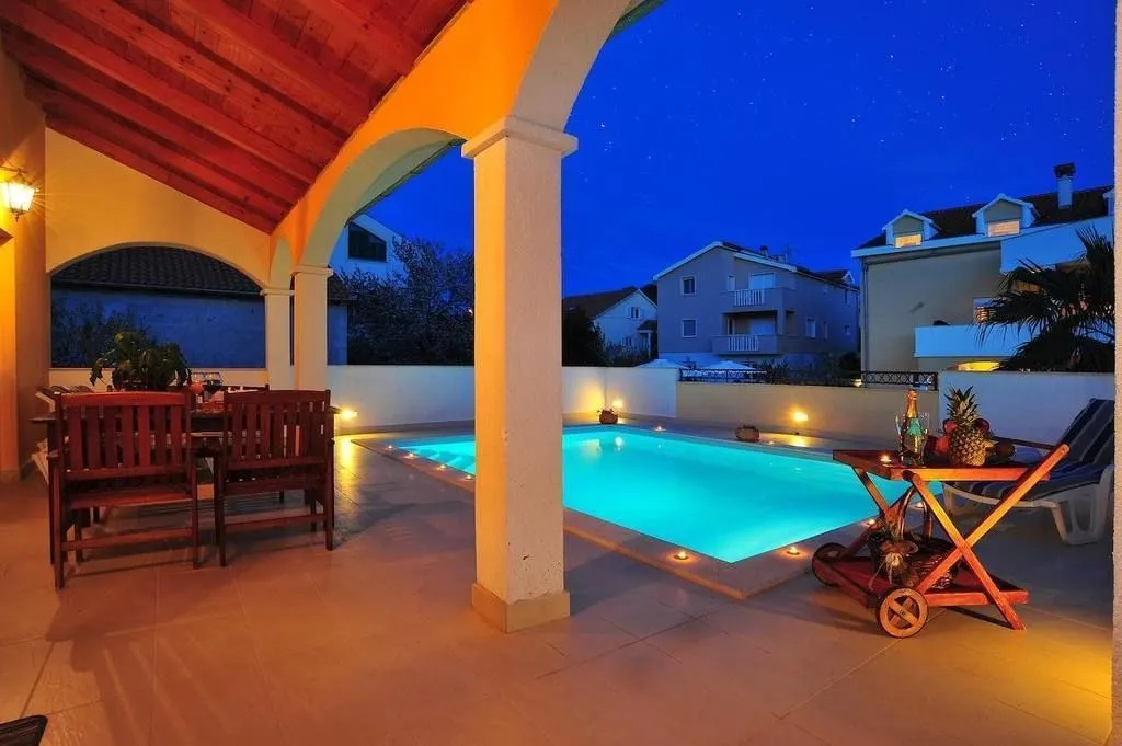 2 Bedrooms Luxury Apartment with pool view