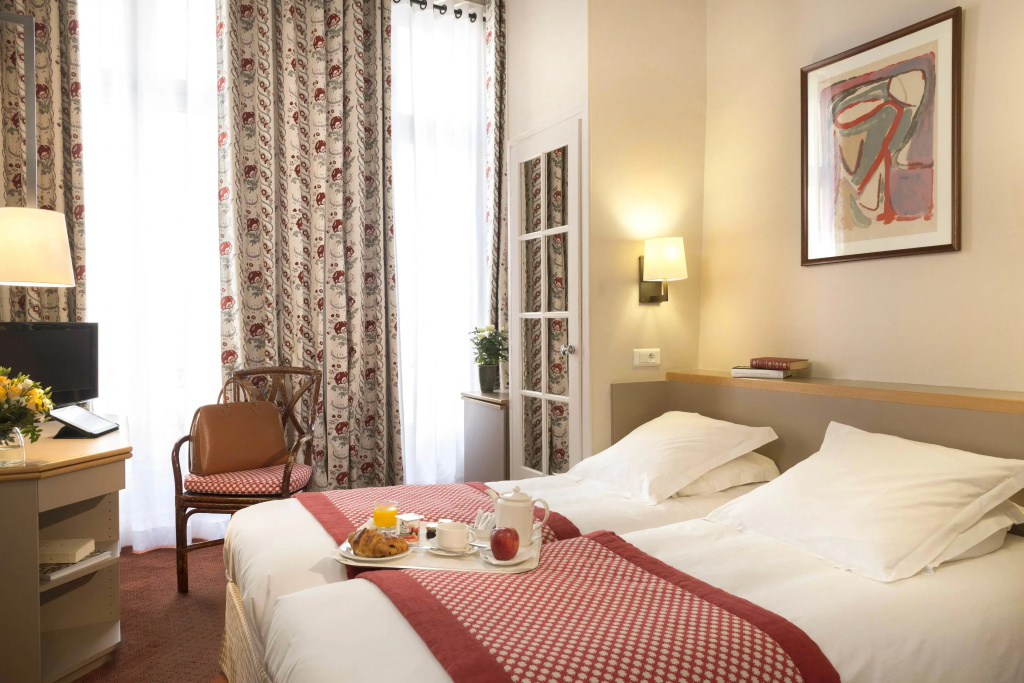 Superior Double room with street view (full double bed)