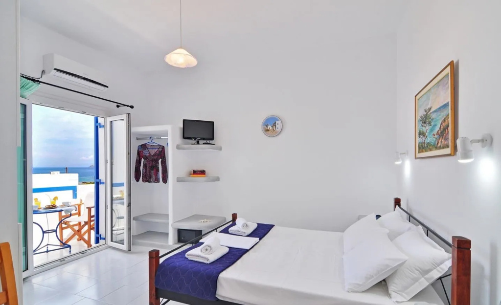 Standard Double room with balcony (full double bed)