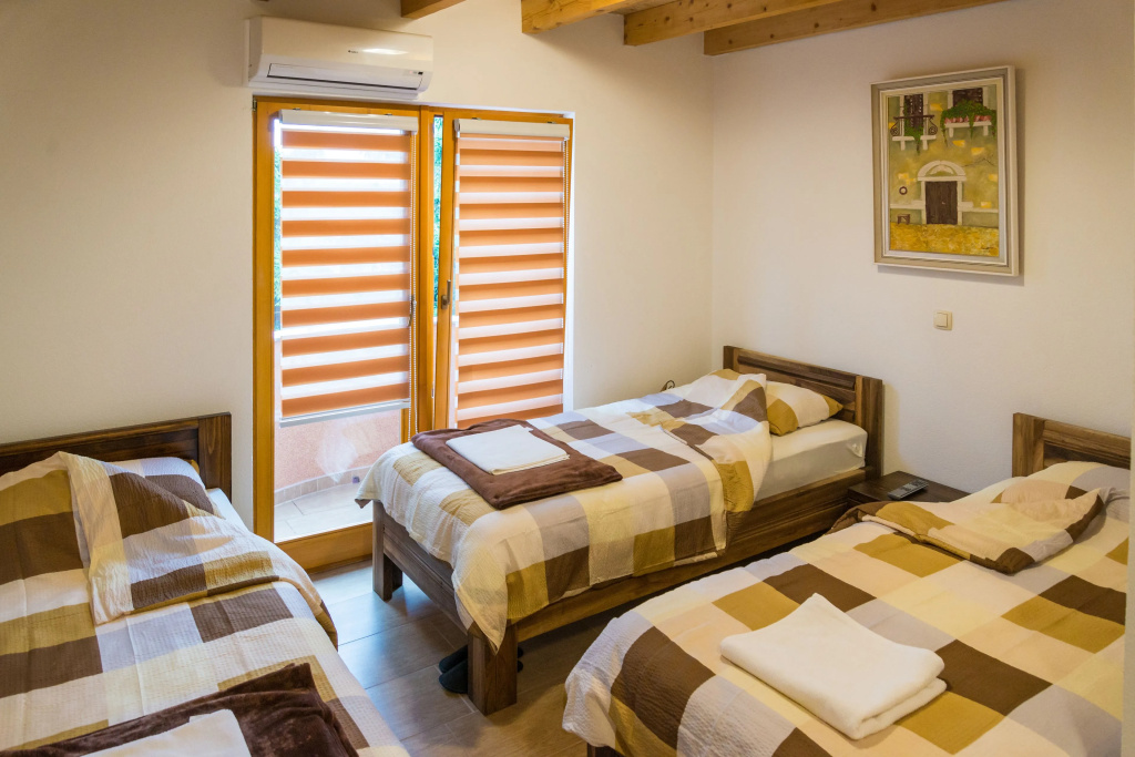 Standard Double room with balcony (full double bed)