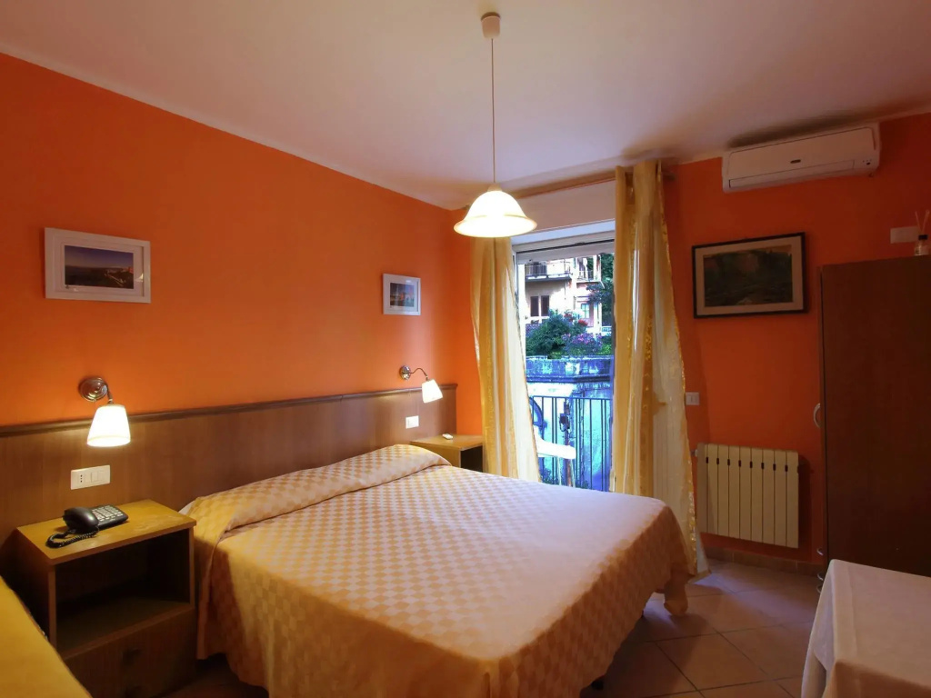 Deluxe Double room (full double bed)