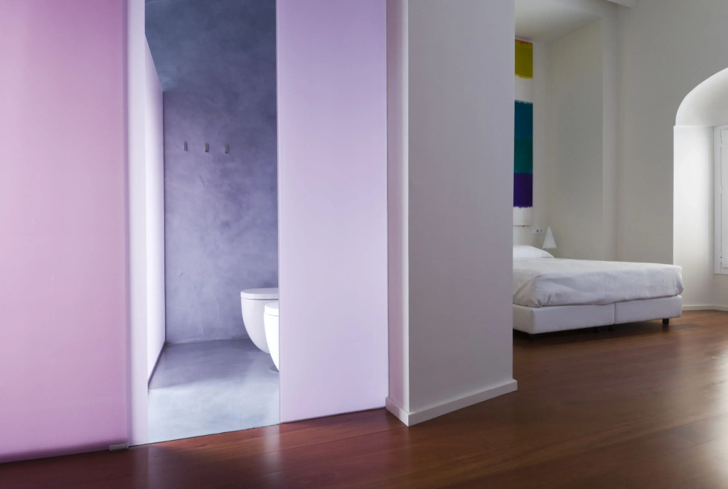 Suite with street view