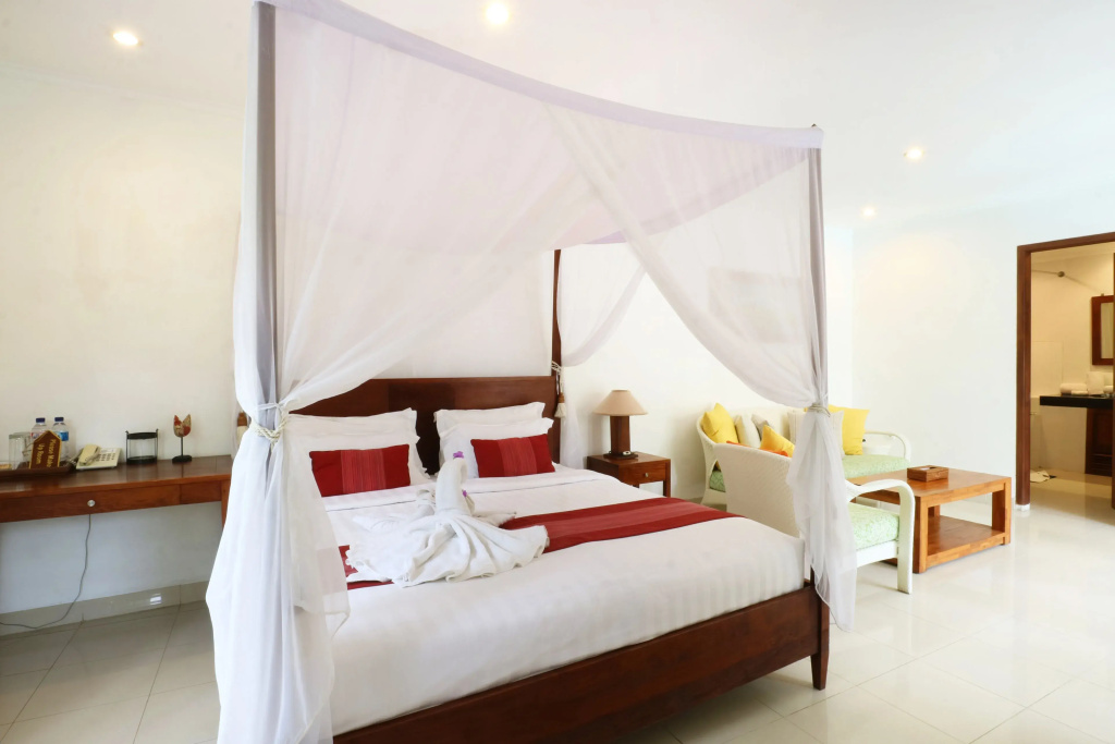 Suite with pool view