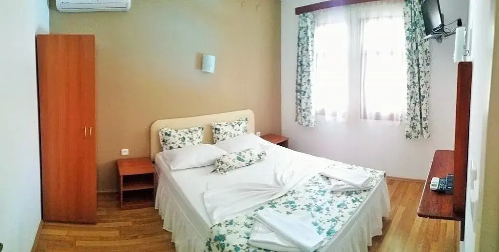 2 Bedrooms Standard Family room with balcony