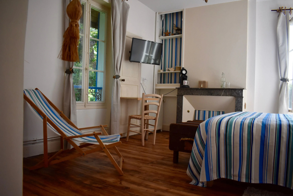Deluxe Double room (full double bed)