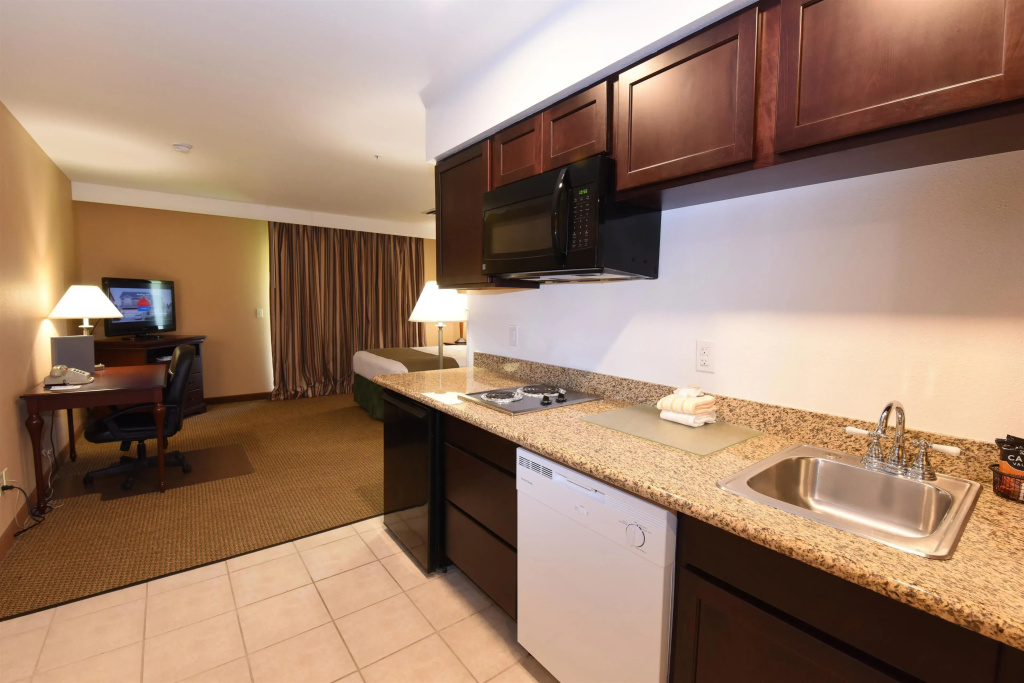 Suite with pool view