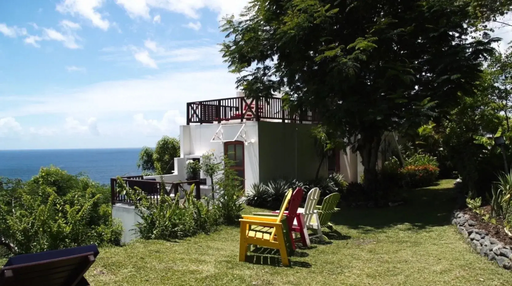 一臥室豪華雙人套房，附陽台和海景，配備全尺寸雙人床