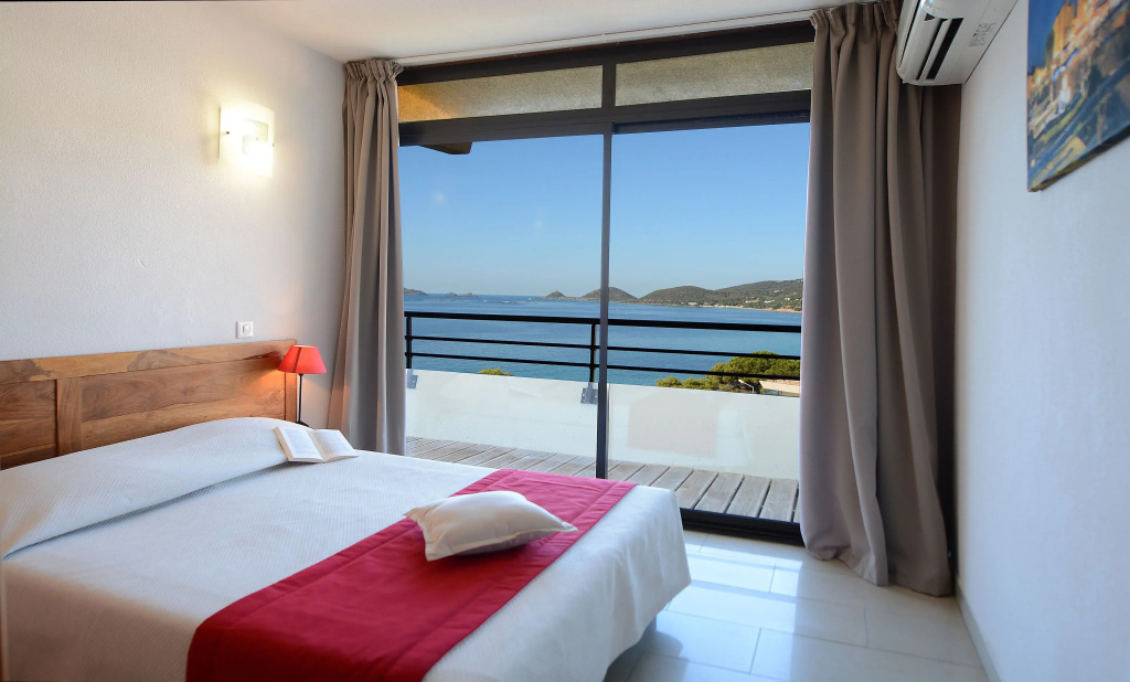 2 Bedrooms Apartment with balcony and with sea view